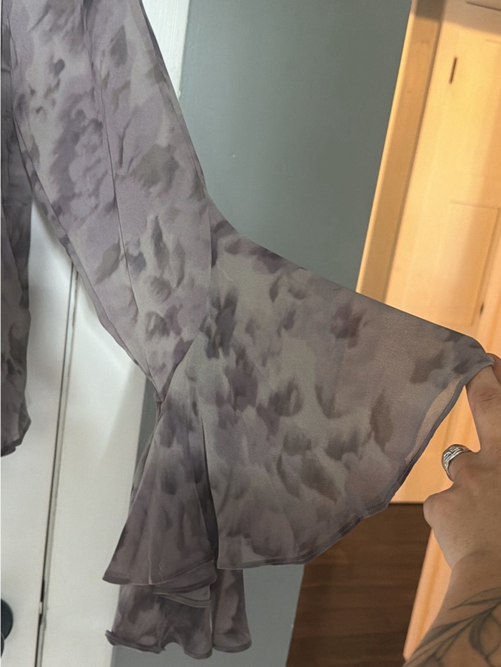 ✨3/$45✨Reitmans Lavender Floral Ruffled Sleeve Blouse - Picture 4 of 5